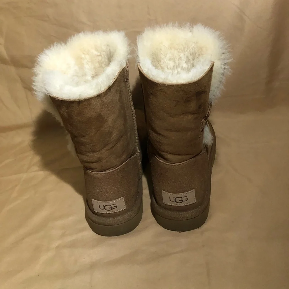 UGG Bailey Button II In Chestnut